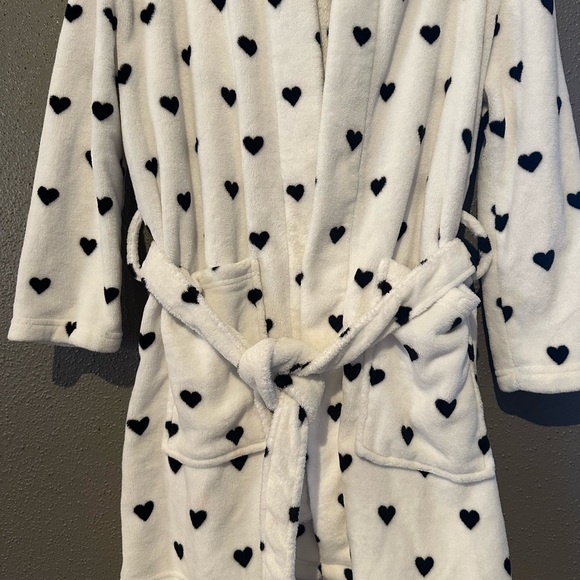 Pottery Barn Teen White Robe with Black Hearts - Picture 5 of 8